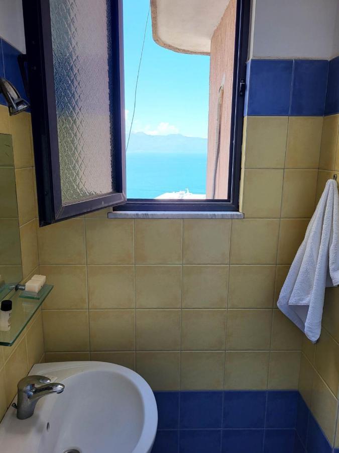 ホテル Vive Mare Sarandë エクステリア 写真